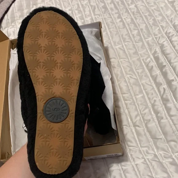 Brand new ugh slippers - Picture 2 of 3